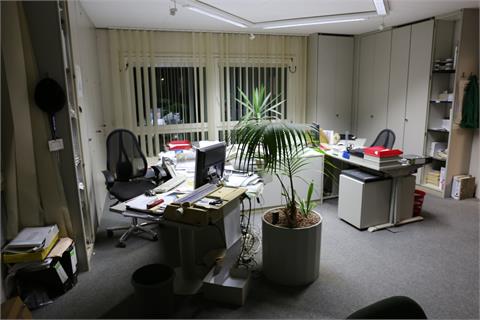 Rauminhalt Bürotrakt / Posten Büromobiliar, EDV, Telefonanlage mit Telefonen