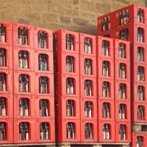 Posten Bierkästen Unika rot mit Bügelverschluss-Flaschen