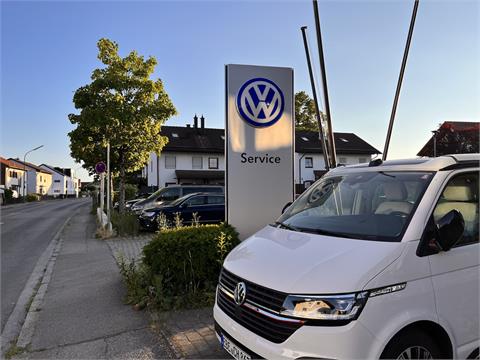 Pylon "Service" mit VW-Logo