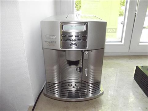 Kaffeevollautomat DeLonghi Magnifica Automatic